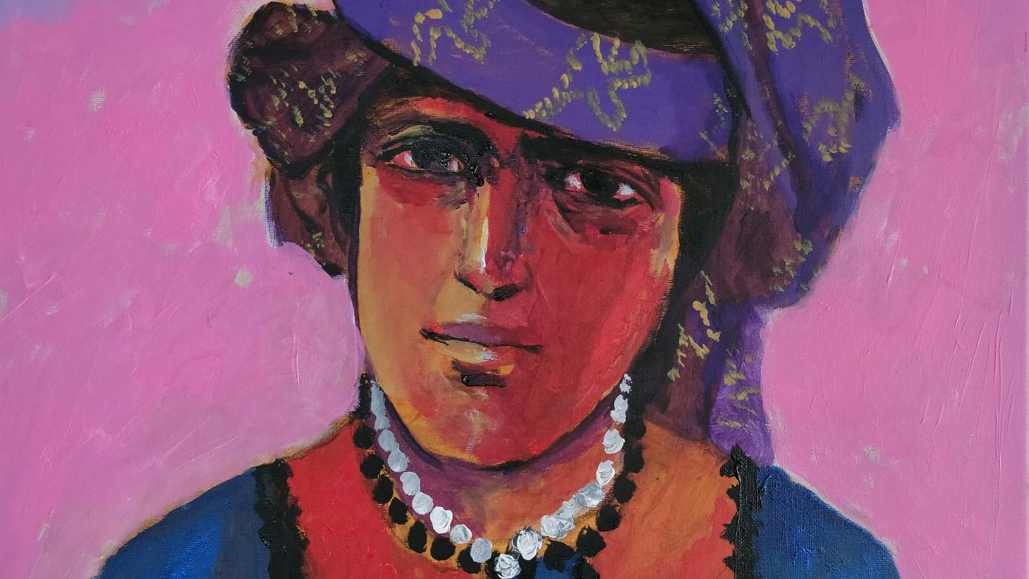 L'image présente un portrait d'une personne avec un fond rose. Elle porte un vêtement coloré, avec des bandes rouges et bleues, ainsi qu'un foulard violet orné de motifs. Le personnage affiche une expression sérieuse, et des perles sont visibles autour de son cou. Les couleurs utilisées sont vives et contrastées, ajoutant une touche artistique à l'œuvre.