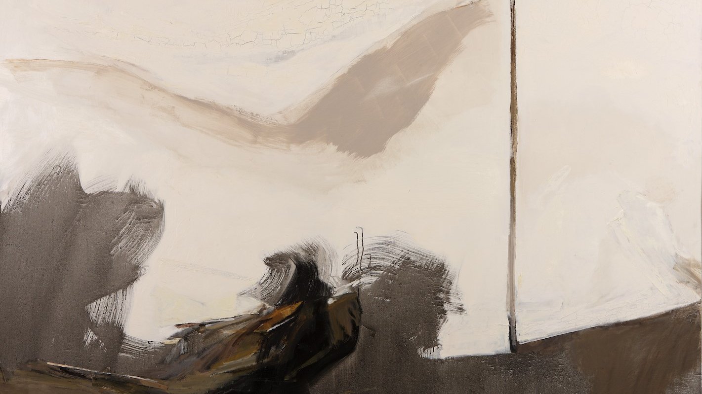 L'image semble être une œuvre abstraite avec des nuances de gris, de beige et de blanc. On peut distinguer des coups de pinceau larges et expressifs qui créent une sensation de mouvement. Les formes semblent suggérer des éléments de paysage, mais l'interprétation reste ouverte. La composition utilise des contrastes de couleurs et de textures, évitant les détails réalistes, ce qui permet au spectateur d'explorer son propre ressenti face à cette abstraction.