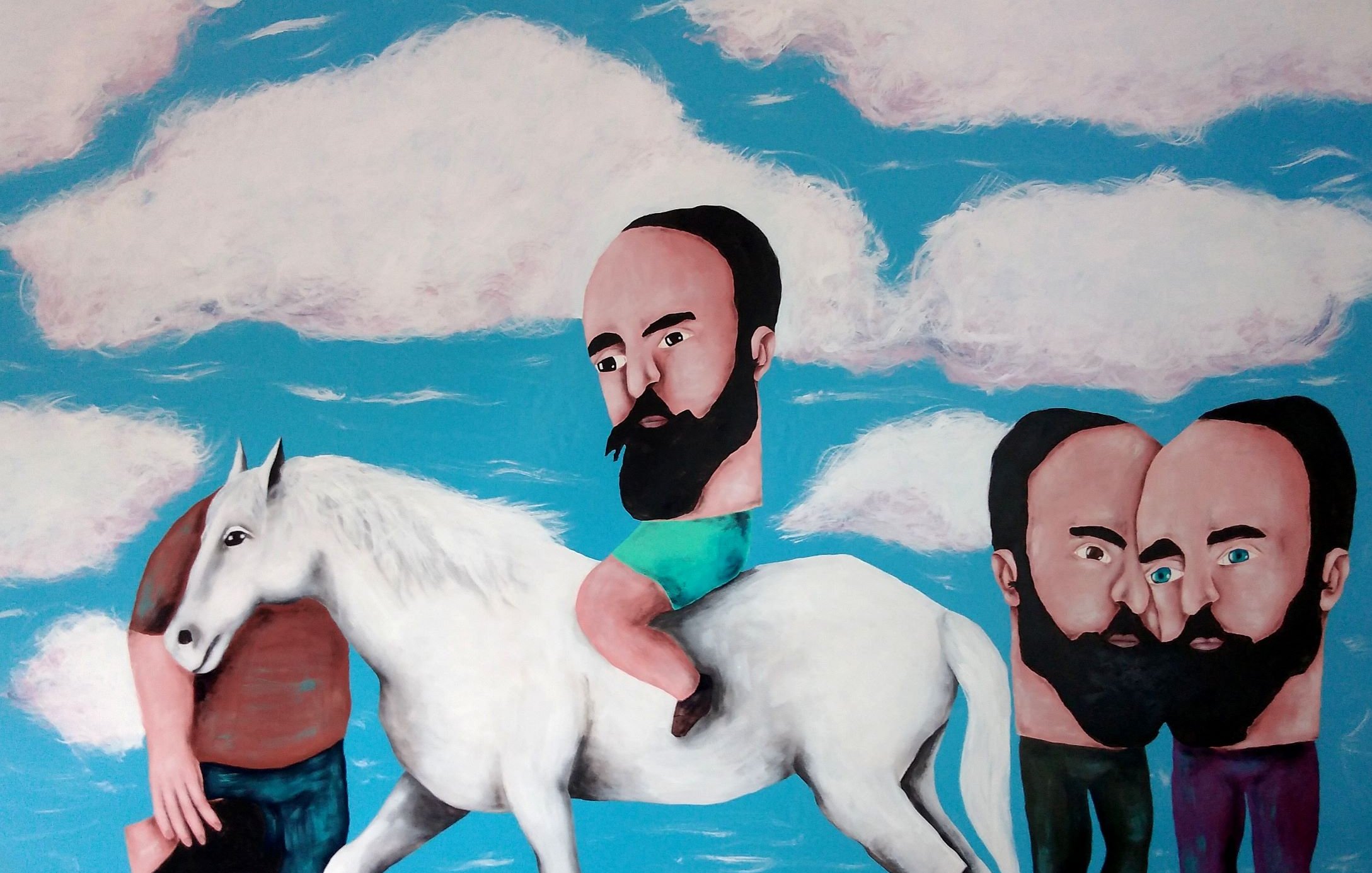 L'image représente une scène surréaliste avec un arrière-plan bleu et des nuages. On y voit un homme chevauchant un cheval blanc, tandis qu'un autre homme est à côté avec une posture étrange. Les personnages ont des têtes disproportionnées et des barbes. L'un des hommes semble avoir sa tête en bas, ajoutant une dimension absurde à l'œuvre. L'ensemble évoque une atmosphère onirique et ludique.