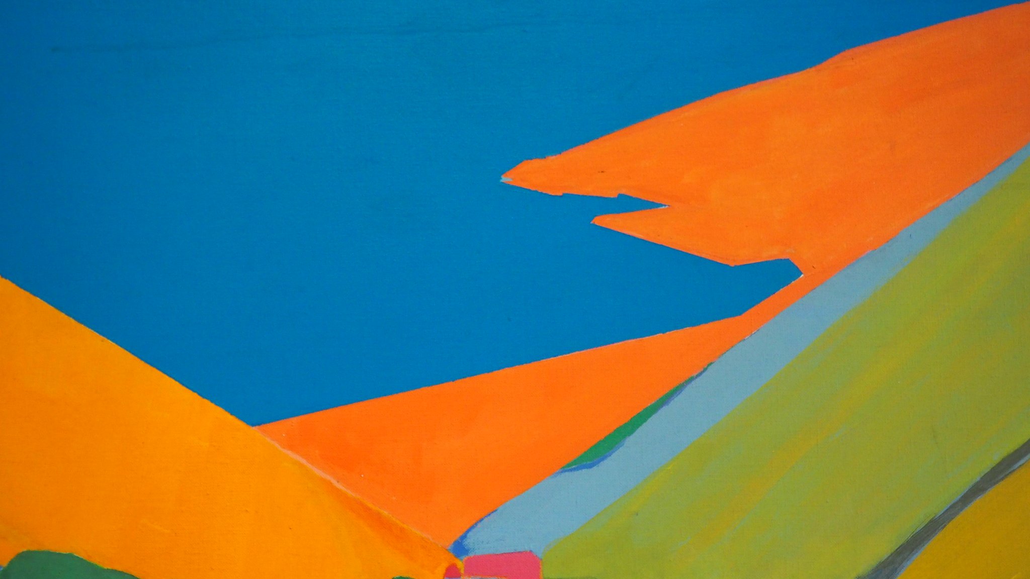 L'image présente une composition colorée et abstraite. On y voit des collines aux formes géométriques, avec des teintes vives de orange et de vert. Le ciel est d'un bleu intense, créant un contraste fort avec les collines. Au bas de l'image, on aperçoit des formes qui semblent représenter des maisons, ajoutant une touche de vie à ce paysage stylisé. L'ensemble donne une impression de chaleur et d'énergie.