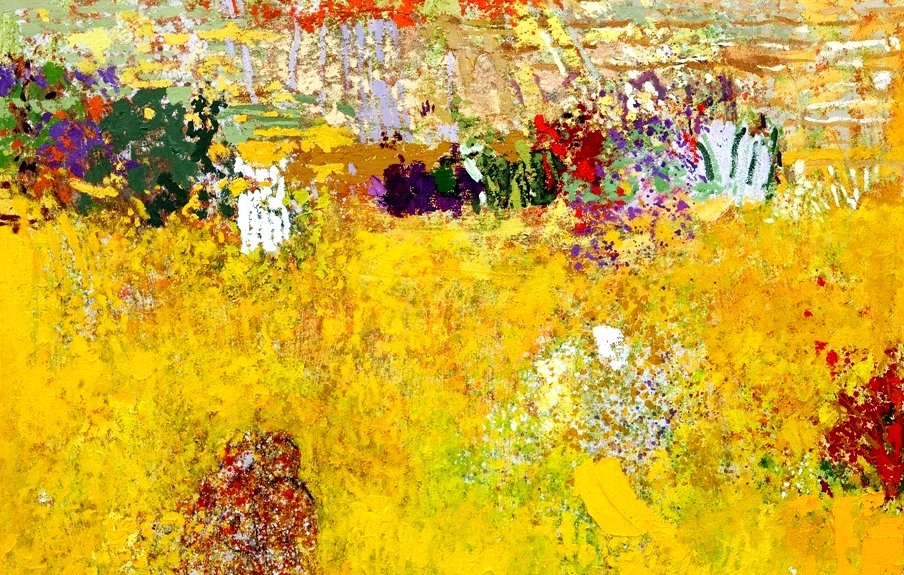 L'image présente un paysage vibrant et abstrait dominé par des teintes jaunes éclatantes. On y retrouve des touches de couleurs variées, comme du violet, du blanc et des nuances de vert, qui semblent évoquer des fleurs ou des éléments naturels. La texture de la peinture donne une impression de mouvement et de vie, créant une atmosphère lumineuse et joyeuse. Les formes sont délibérément floues, contribuant à l'aspect impressionniste de l'œuvre.