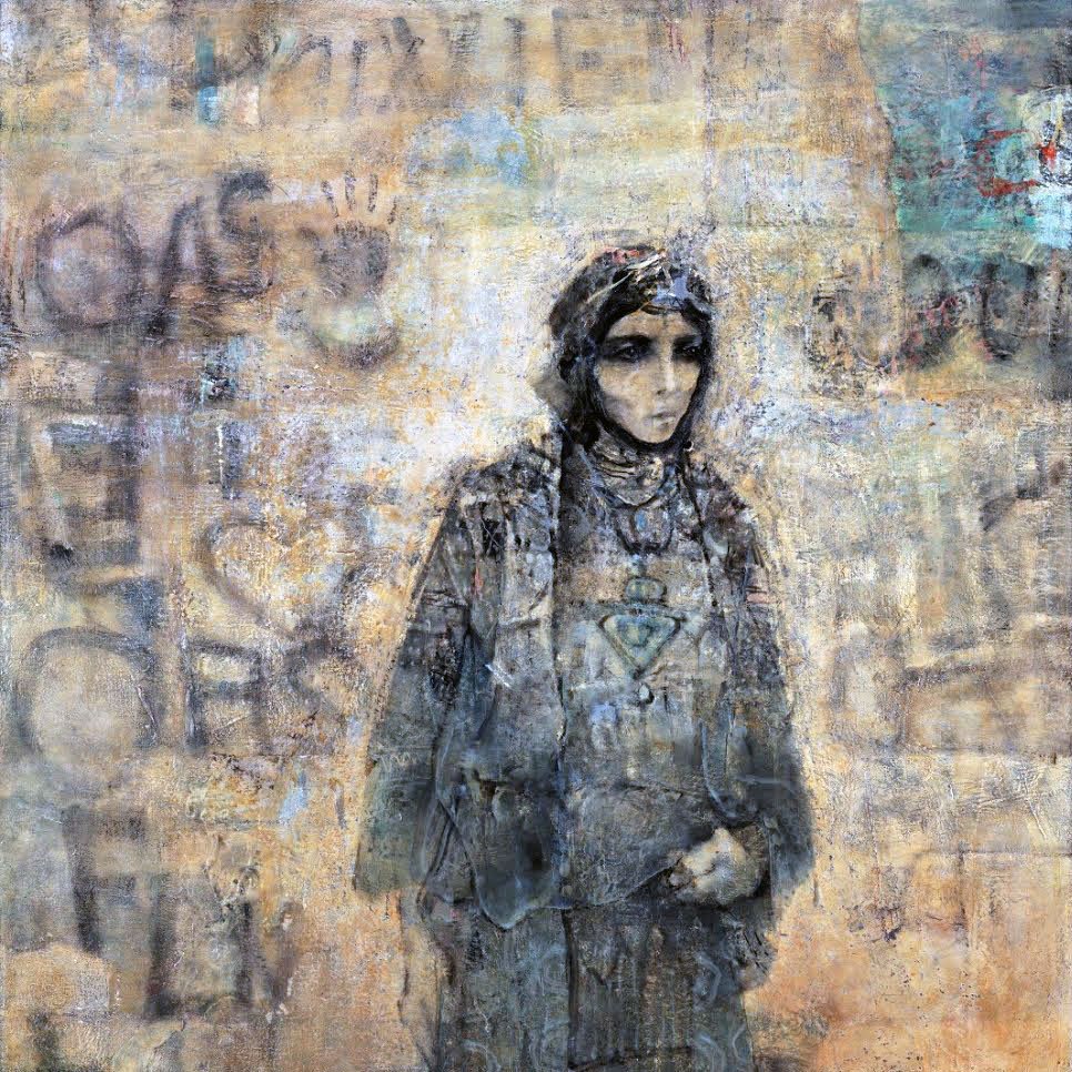 L'image représente une femme dans un style artistique qui mélange des éléments de peinture et de texture. Elle est vêtue de vêtements traditionnels, avec un foulard couvrant sa tête. Son expression semble pensive et mélancolique. En arrière-plan, on peut voir des graffitis et des inscriptions qui ajoutent à l'ambiance urbaine de l'œuvre. Les couleurs sont principalement des tons terreux, créant une atmosphère à la fois riche et nostalgique.