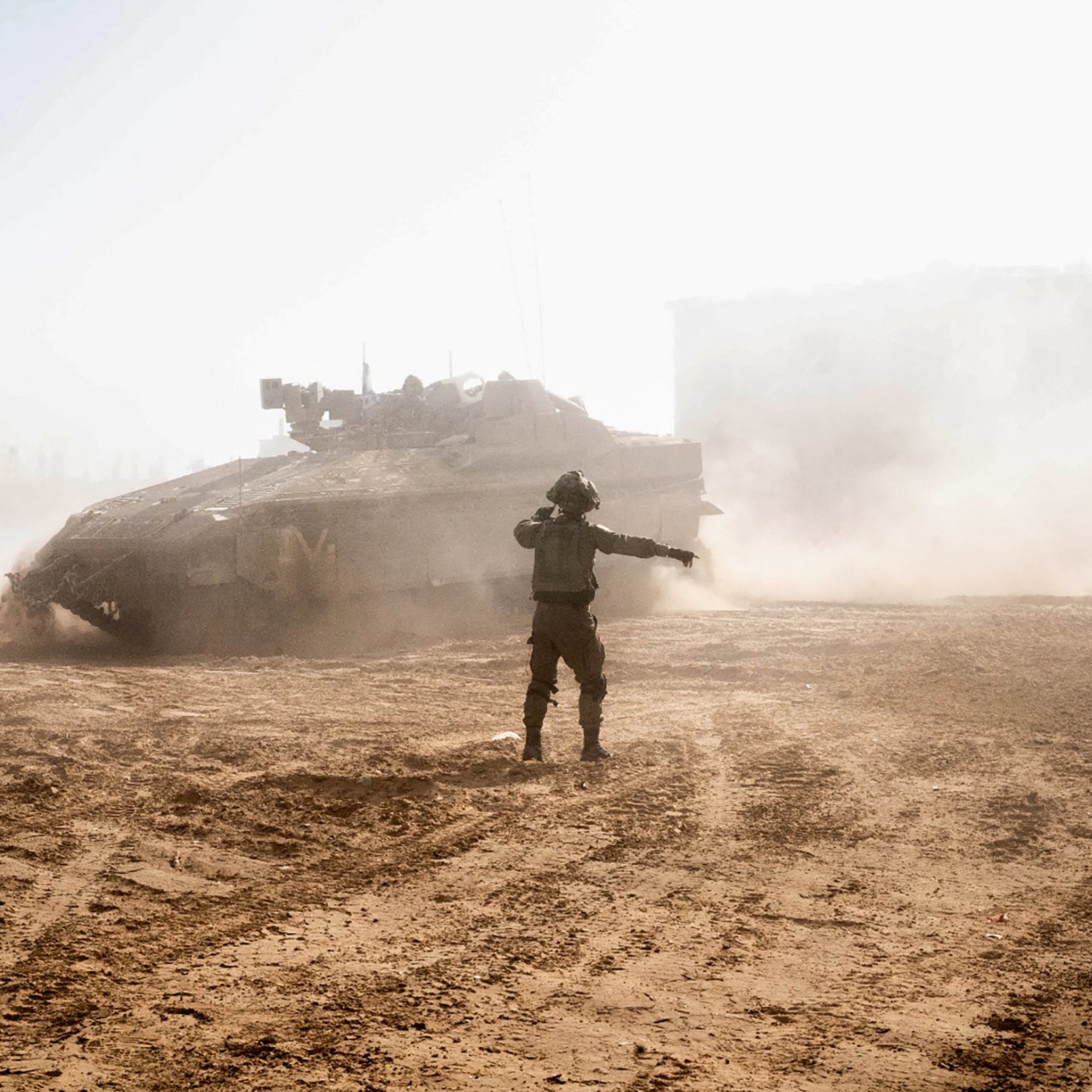 L'image montre un soldat illustré au milieu d'une scène de poussière et de chaos, semblant donner des ordres ou communiquer avec son équipe. En arrière-plan, un char d'assaut est partiellement visible, entouré de nuages de poussière soulevés par son mouvement. La lumière est vive, créant une ambiance de tension et d'intensité dans un environnement de conflit.