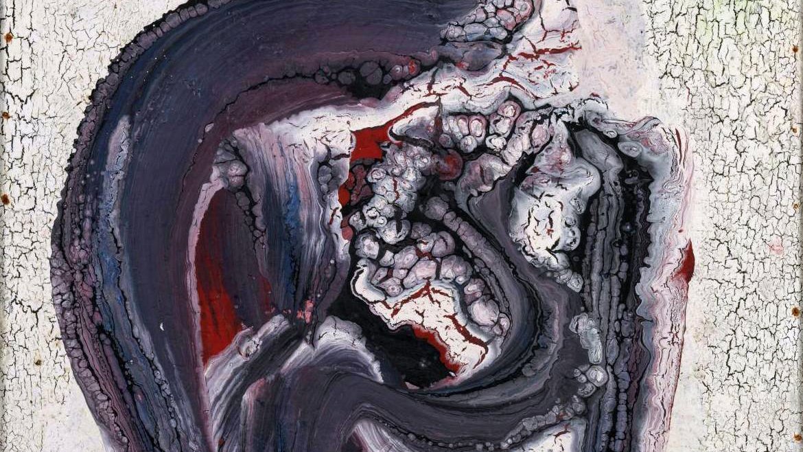 L'image représente une œuvre d'art abstrait. On peut observer des formes tourbillonnantes et des textures variées qui évoquent un mouvement dynamique. Les couleurs dominantes incluent des nuances de violet, de noir et de rouge, contrastées par des teintes plus claires, ce qui crée une profondeur visuelle. La surface présente des craquelures, ajoutant un aspect brut et organique à l'ensemble. Cette composition semble inviter à l'interprétation personnelle, jouant sur les émotions et les sensations.