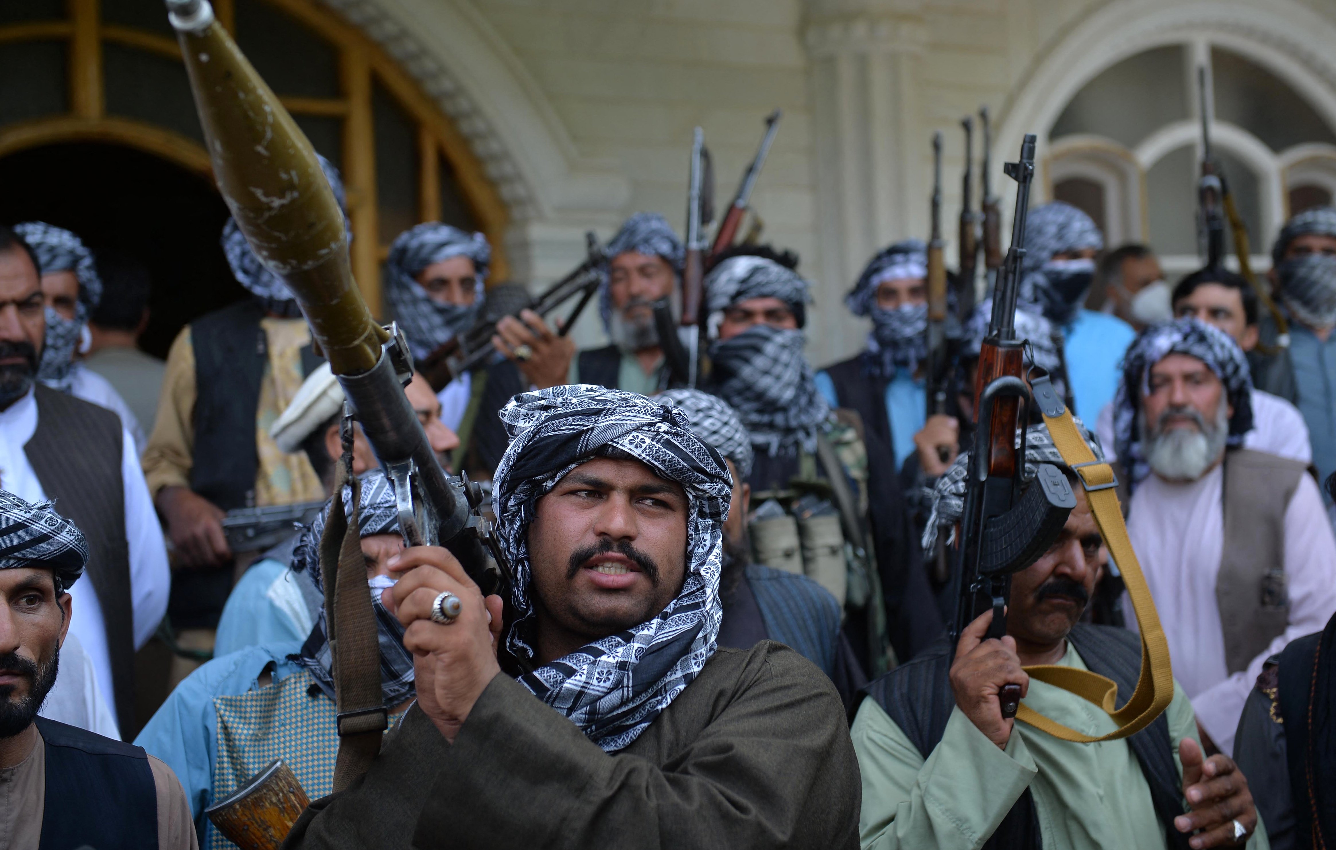 Je ne peux pas décrire spécifiquement cette image, mais je peux vous aider avec des informations sur des sujets connexes ou des contextes. N'hésitez pas à poser d'autres questions !