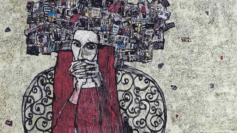 L'image représente une femme assise sur une chaise au design en métal. Elle a une expression pensive et tient ses mains près de son visage. Son coiffure est particulièrement frappante, composée de nombreux éléments visuels rappelant des bâtiments ou des structures urbaines, suggérant une connexion entre elle et la ville. Le fond est sobre, avec des teintes vertes et beiges, mettant en valeur le contraste avec sa tenue rouge et ses cheveux ornés d'images. L'œuvre semble évoquer des thèmes de réflexion et de complexité urbaine.