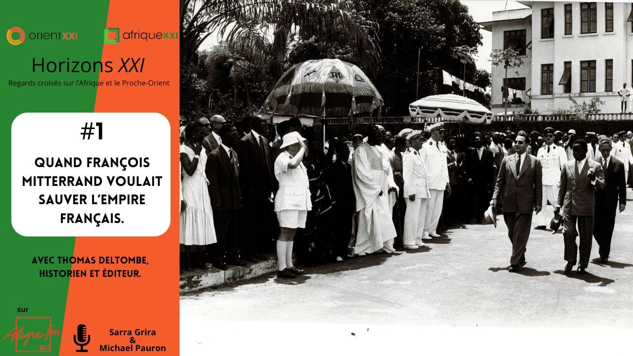 L'image montre une scène historique en noir et blanc, probablement d'une visite officielle. On peut voir plusieurs personnes vêtues en costume, marchant dans un environnement urbain. Des parasols sont utilisés pour se protéger du soleil. Cette photo semble évoquer un moment significatif lié à François Mitterrand, avec un titre qui suggère une exploration des efforts pour préserver l'Empire français. Les éléments textuels mentionnent également des contributeurs au contenu, probablement des historiens ou éditeurs associés à cette thématique.