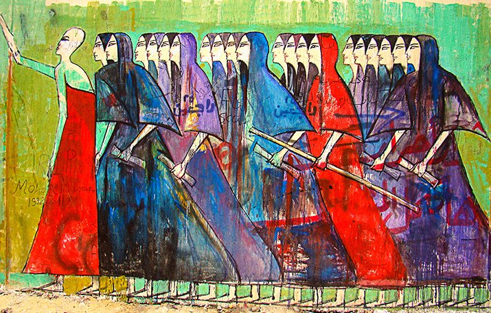 L'image représente un groupe de figures stylisées, principalement des femmes vêtues de robes colorées et portant des voiles. Elles avancent en ligne, certaines tenant des bâtons ou des instruments en main. Le fond est composé de couleurs vives et de motifs abstraits, ce qui crée une atmosphère dynamique. Le contraste entre les vêtements sombres des femmes et les éléments colorés en arrière-plan attire l'œil. L'œuvre semble évoquer des thèmes de solidarité et de mouvement collectif.