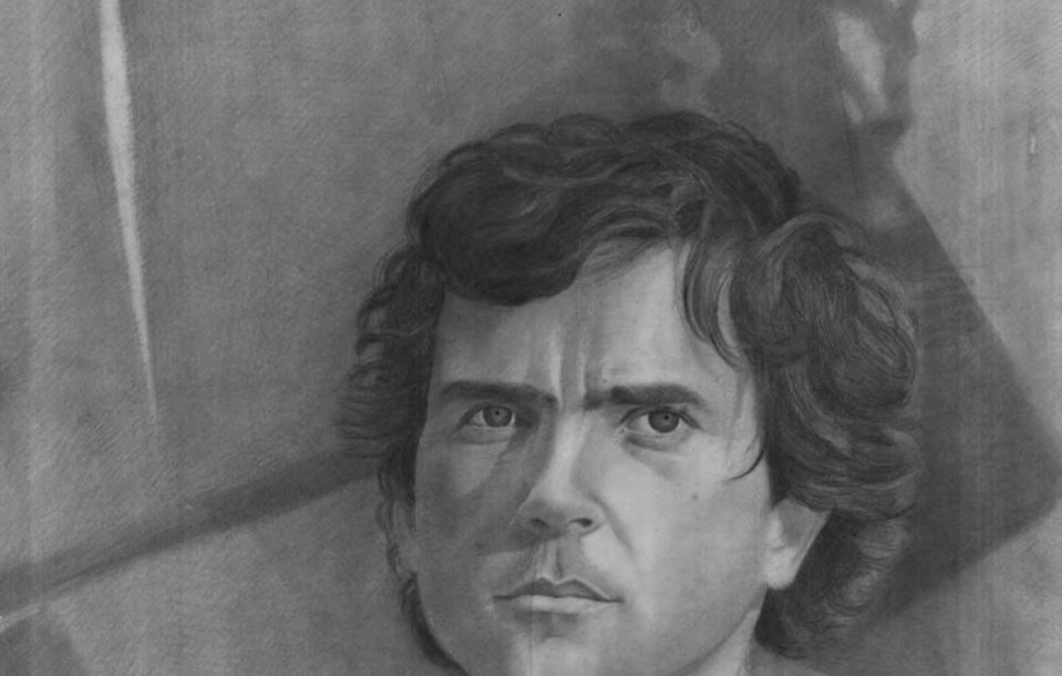 L'image est un portrait dessiné au crayon, représentant un homme avec des cheveux bruns et légèrement bouclés. Son expression faciale est sérieuse et intense, avec un regard perçant. La lumière semble jouer sur son visage, mettant en évidence les ombres et les traits de son visage. En arrière-plan, on peut voir des formes indistinctes qui ajoutent à la profondeur de l'œuvre. L'ensemble donne une impression de mystère et d'émotion.