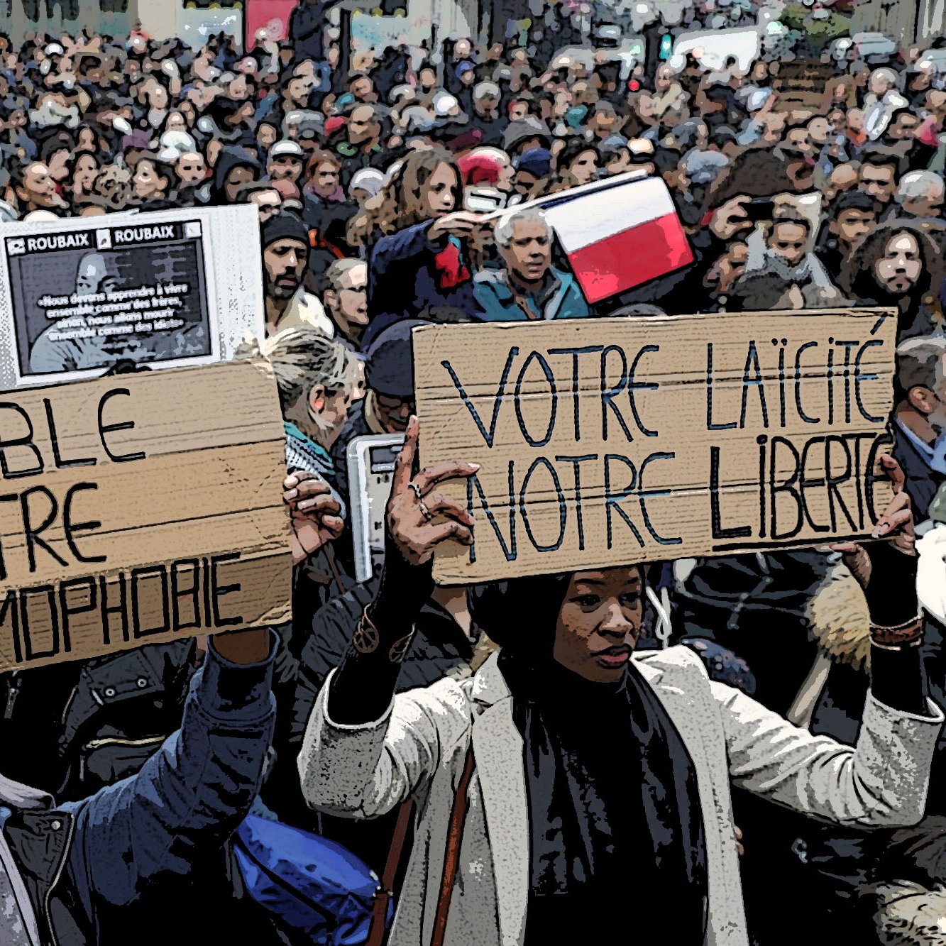 در تصویر، تجمع زیادی از مردم را مشاهده می‌کنیم که در یک راهپیمایی یا تظاهرات شرکت کرده‌اند. تعدادی از شرکت‌کنندگان در حال نگه‌داشتن تابلوهایی با نوشته‌هایی به زبان فرانسه هستند. یکی از تابلوها به "بدون اسلام‌هراسی" اشاره دارد و دیگری به "جدایی و آزادی" اشاره می‌کند. پوسترهای پشت سر آن‌ها نیز به موضوعات مختلفی اشاره دارند. جو کلی تصویر نشان‌دهنده اعتراض و ابراز نظر جمعی نسبت به مسائل اجتماعی و سیاسی است.