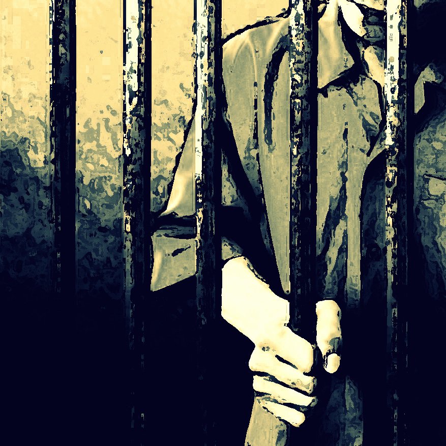 L'image montre des barreaux de prison, avec des mains qui s'agrippent à eux. Le fond est sombre et évoque une atmosphère de confinement. La personne derrière les barreaux est en partie visible, portant une chemise qui semble typique des uniformes de prison. L'éclairage crée des ombres, accentuant le sentiment d'isolement et de détention.