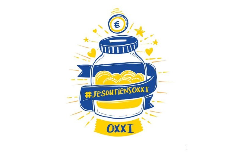 L'image représente un pot en verre surmonté d'une pièce de monnaie, rempli de pièces de monnaie. Autour du pot, il y a un ruban bleu avec l'inscription « #JESOUTIENSOXXI » et des éléments décoratifs comme des cœurs. Les couleurs dominantes sont le jaune et le bleu, symbolisant un soutien ou une campagne de collecte de fonds.