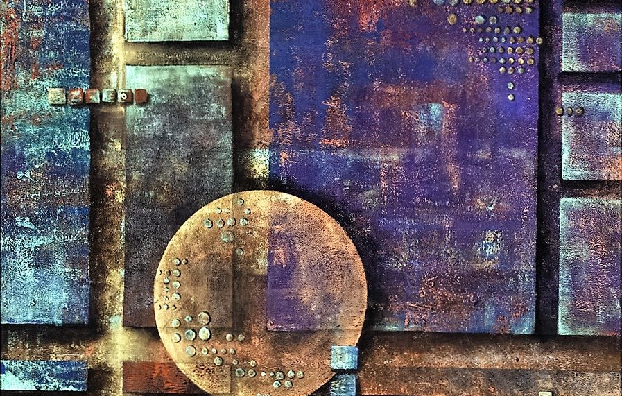 L'image représente une composition abstraite avec des formes géométriques et des textures variées. On y voit des rectangles et des carrés de différentes tailles, disposés dans des nuances de bleu, de violet, et des tons terreux. Un grand cercle doré est présent au centre, entouré de petits éléments en relief qui ajoutent de la profondeur à l'œuvre. Les contrastes entre les couleurs et les textures créent une dynamique visuelle intéressante.