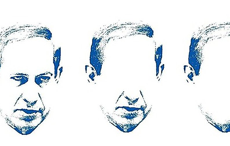 این تصویر شامل سه چهره است که به طور افقی در کنار هم قرار گرفته‌اند. هر سه چهره حالت‌های مختلفی دارند، اما جزئیات صورت‌ها به طور واضح مشخص نیست و به نظر می‌رسد نیمی از هر چهره محو یا ویرایش شده است. رنگ تصویر آبی است و زمینه سفید است که بر جنبه انتزاعی و هنری آن تأکید می‌کند. این طراحی می‌تواند موضوعاتی مانند هویت، تغییر یا گمنامی را منتقل کند.