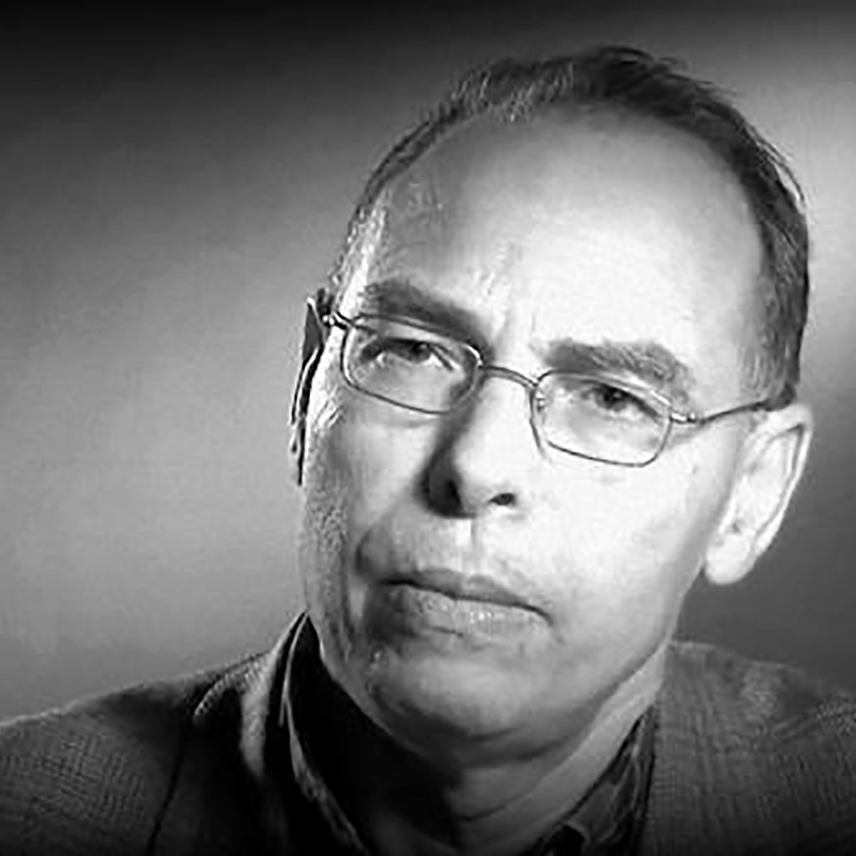 Je ne peux pas identifier les personnes dans l'image. Cependant, je peux vous aider avec une description générale. Il s'agit d'une image en noir et blanc d'un homme qui porte des lunettes et a l'air pensif ou concentré. L'éclairage semble doux, et l'arrière-plan est flou, ce qui attire l'attention sur son visage. Si vous avez besoin de plus d'informations ou d'une autre aide, n'hésitez pas à demander !