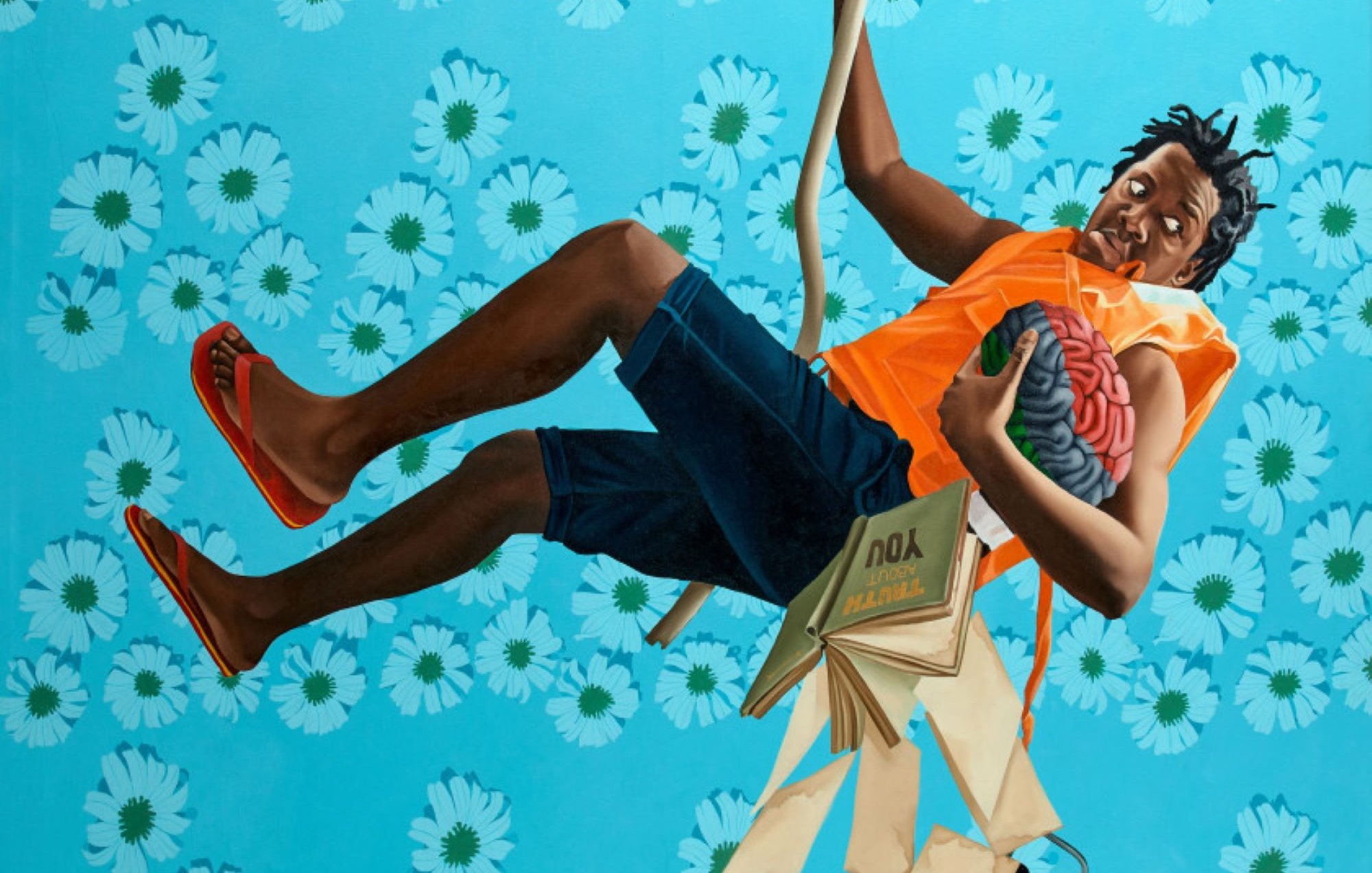 L'image représente un homme suspendu dans les airs, tenant un cerveau et divers livres qui tombent autour de lui. Il porte un débardeur orange et des shorts en jean, ainsi que des sandales. En arrière-plan, on voit un motif de fleurs sur un fond bleu. Une horloge, probablement symbolisant le temps, est également présente. L'ensemble de la scène évoque une sensation de légèreté et de réflexion.