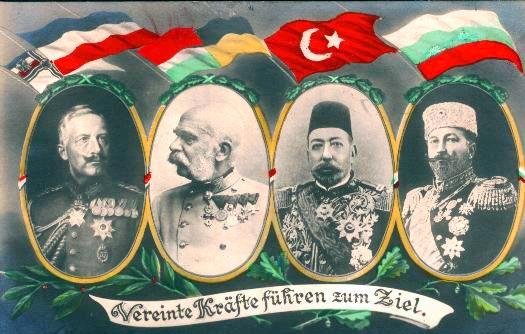 L'image représente une sorte de carte postale qui montre quatre portraits de figures militaires ou politiques. Chaque portrait est encadré avec des motifs ornementaux. Les personnages sont probablement des chefs d'État ou des généraux, chacun portant des médailles et des uniformes distinctifs. Au-dessus des portraits, il y a des drapeaux de différents pays et une inscription en allemand qui se traduit par "Des forces unies mènent à l'objectif". Cela suggère un thème de coalition ou d'alliance entre les nations représentées.