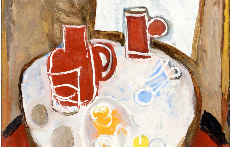 L'image représente une nature morte avec une table recouverte d'une nappe. On peut y voir un pichet rouge et une tasse, également rouge, posés sur la table. À côté, il y a une assiette contenant des œufs, probablement de couleur jaune et blanche. Le fond est peint dans des tons bruns et beige, et une lumière claire semble filtrer à travers une fenêtre, ajoutant un effet de lumière à la composition. L'ensemble dégage une atmosphère chaleureuse et dynamique, typique de certaines œuvres modernes.