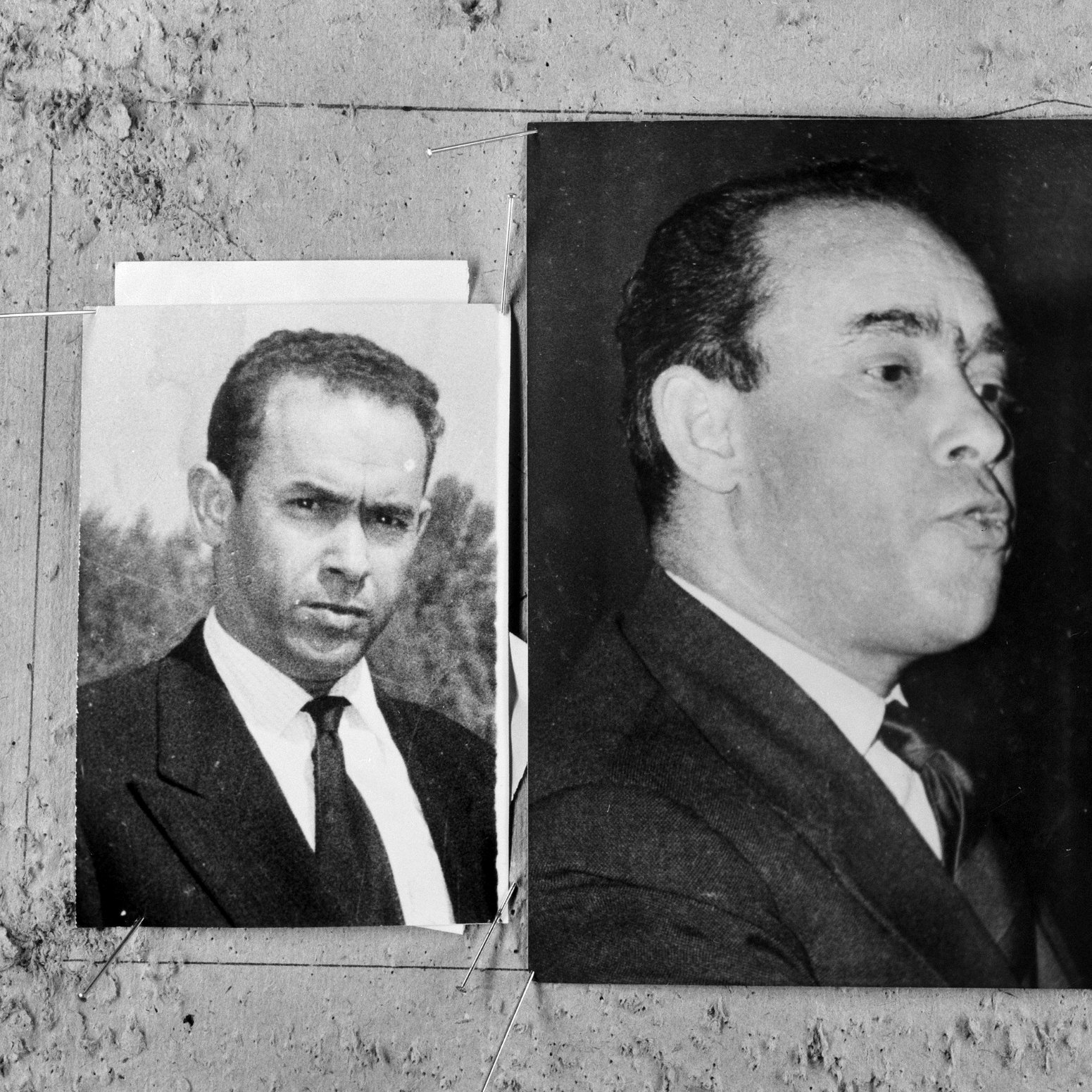 L'image montre deux photographies en noir et blanc, disposées côte à côte. À gauche, on voit un portrait d'un homme en costume, avec une expression sérieuse, prenant la pose de face. À droite, il y a une autre photo de cet homme, probablement prise lors d'un discours, où il est vu de profil avec une expression dynamique, semblant s'adresser à un public. Les deux images sont assemblées sur un fond texturé.