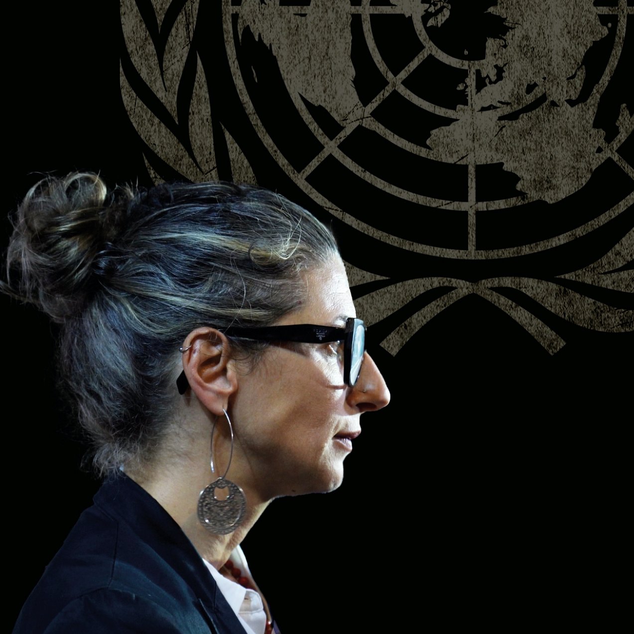 Femme avec des lunettes, coiffure en chignon, silhouette sur fond du logo de l'ONU.