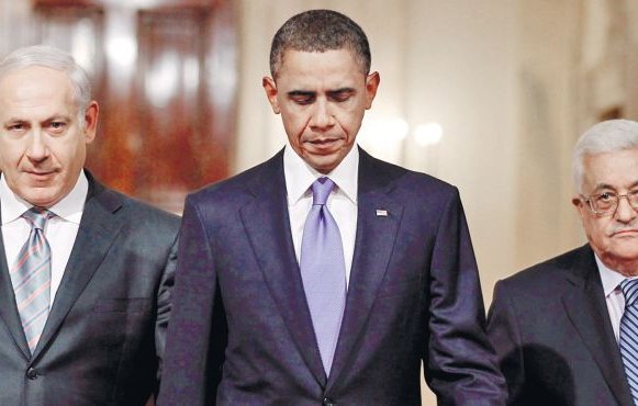 L'image montre trois hommes en costume. Au centre, on voit une personne qui semble être concentrée ou pensive, tandis que les deux autres hommes, de chaque côté, semblent adopter une posture sérieuse. L'arrière-plan est flou, suggérant un cadre formel, probablement une salle de conférence ou de réunion. Les expressions faciales et la posture de chacun des hommes transmettent une atmosphère de solennité ou d'importance.