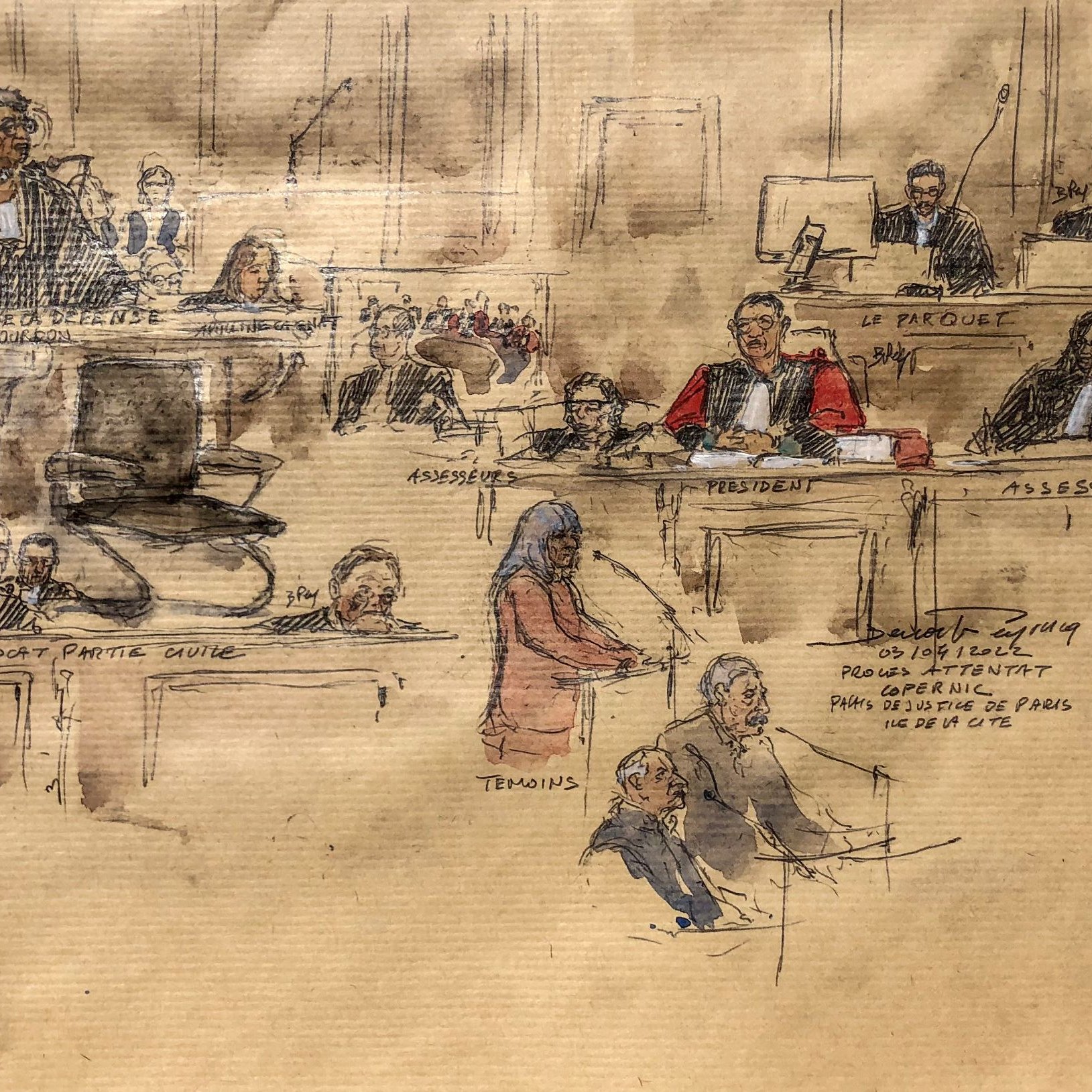 L'image représente une scène de tribunal, dessinée à la main. On y voit un avocat debout, apparemment en train de plaider, tandis qu'une témoin est également présente au milieu de la salle. Les juges, en robes, sont assis à leurs postes, écoutant attentivement. L'atmosphère semble formelle et sérieuse, typique des audiences judiciaires. Les détails sont esquissés de manière artistique, mettant en valeur l'interaction entre les différents acteurs du procès.