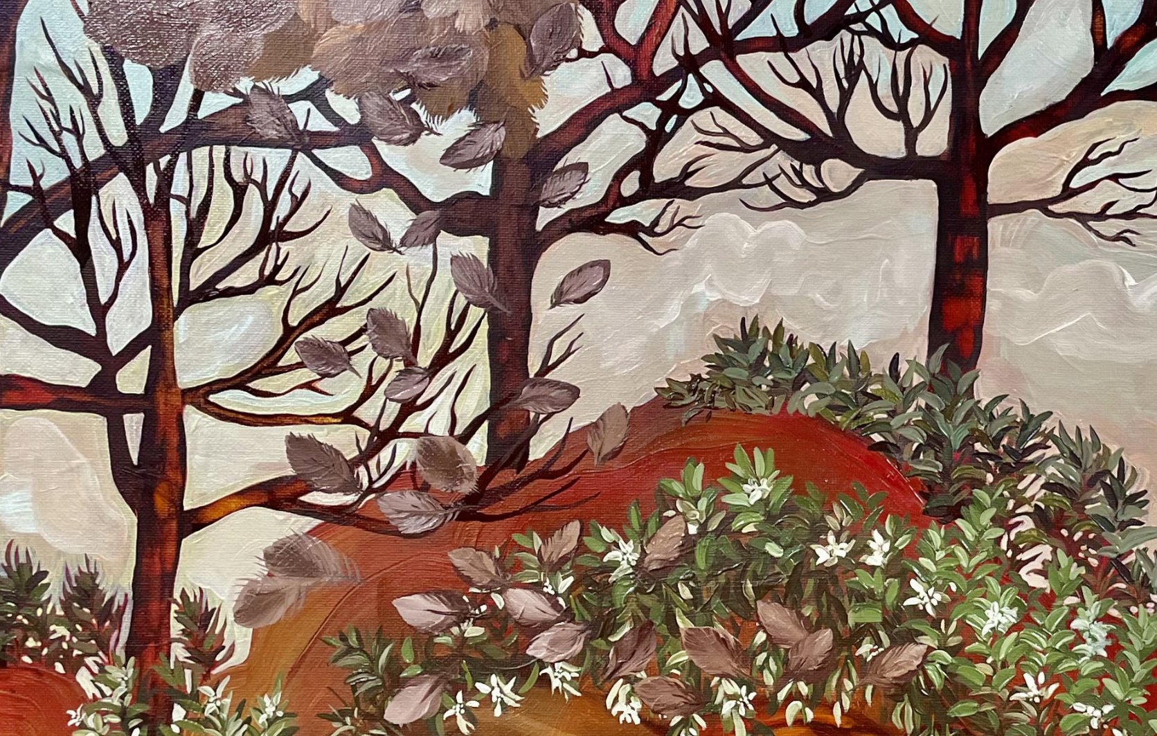 Un homme allongé dans la nature, entouré de fleurs, sous un ciel nuageux.