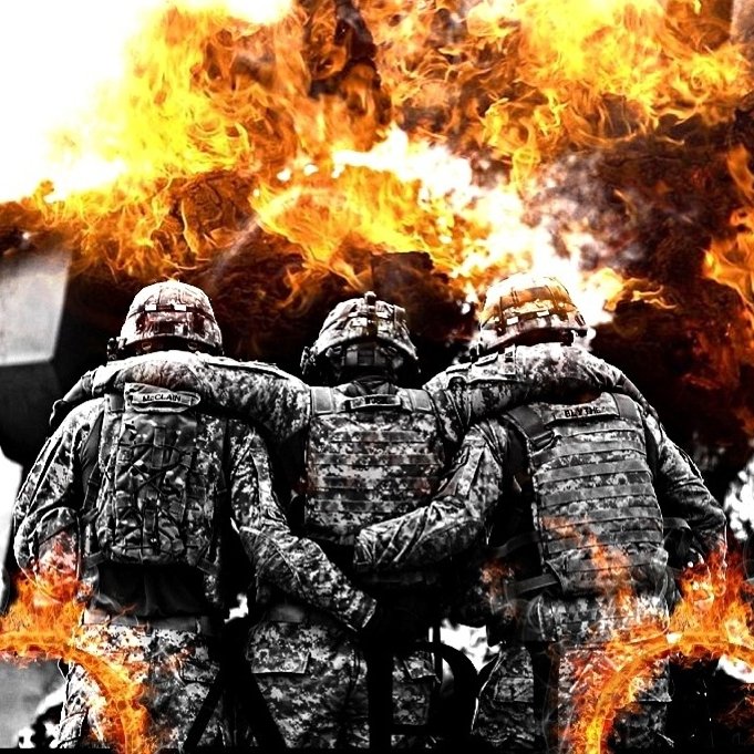 L'image montre trois soldats se tenant ensemble, leurs bras autour des épaules des autres, dans un environnement chaotique. En arrière-plan, on voit des flammes et des débris, ce qui évoque une scène de guerre ou de combat intense. Les soldats portent des uniformes militaires, et l'atmosphère générale de l'image est sombre et dramatique, soulignant la camaraderie et le courage face au danger. Les effets de feu ajoutent une intensité visuelle et émotionnelle à la scène.