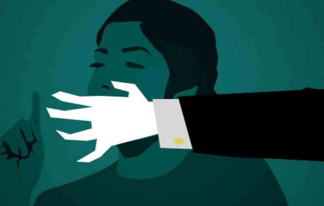 L'image représente une silhouette stylisée d'une personne avec les yeux fermés, dans une teinte verte. Une main blanche, sortie d'un bras vêtu d'une chemise noire, se dirige vers son visage, comme pour l'inciter à se taire. L'ensemble de l'image évoque une atmosphère de tension ou de contrôle, utilisant des contrastes de couleurs pour accentuer l'effet dramatique.