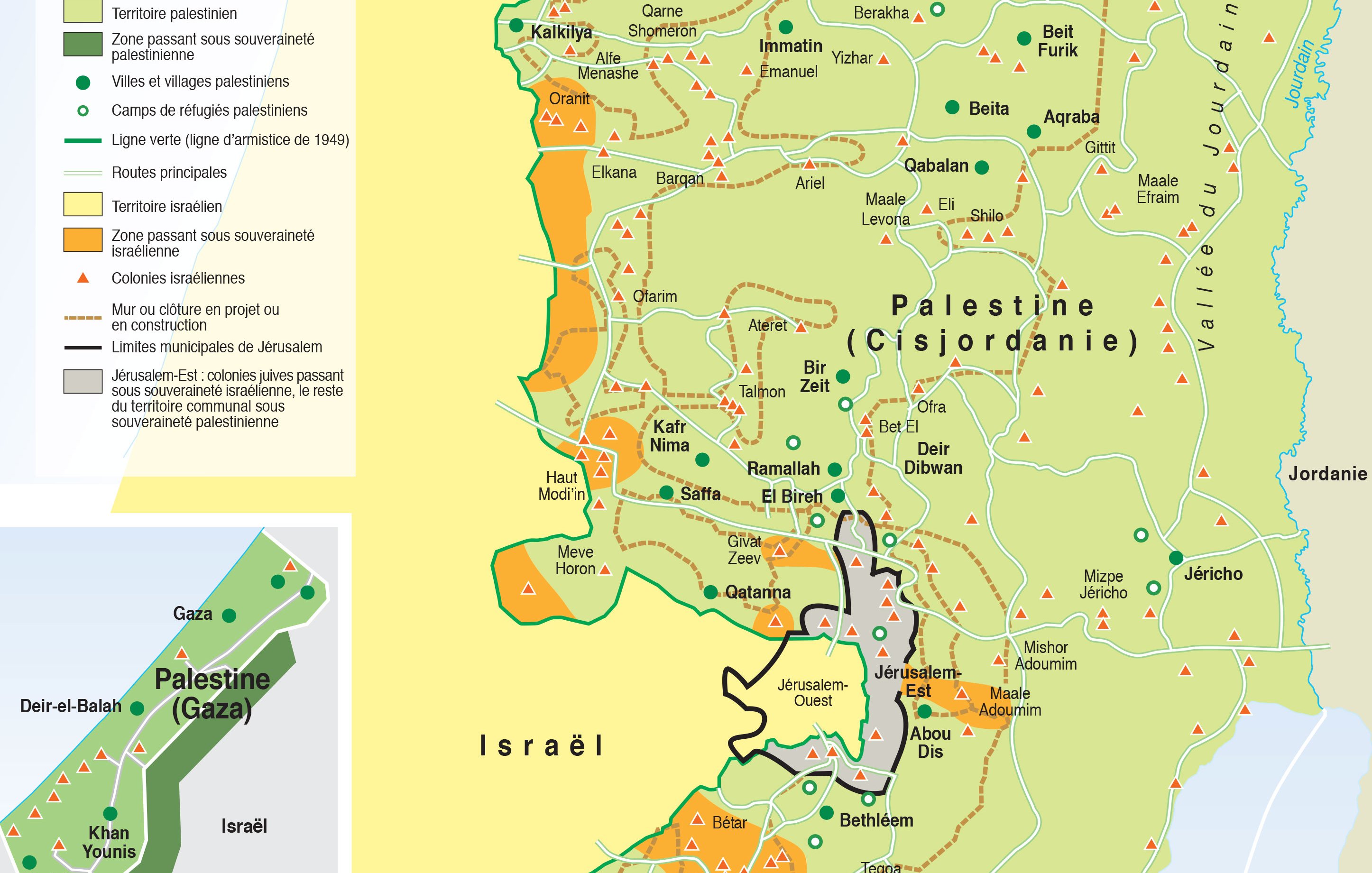 Cette image est une carte géographique représentant la région de la Palestine, incluant à la fois la Cisjordanie et la bande de Gaza. On y trouve des indications sur les territoires palestiniens, les villes et villages, ainsi que des frontières et des zones spécifiques. Les différentes couleurs et légendes permettent de distinguer les zones administratives, les routes principales, et d'autres éléments géographiques importants. La carte est agrémentée de notes sur l'histoire et la situation politique de la région. Les noms des lieux sont écrits en français et cartographient la complexité de la région.