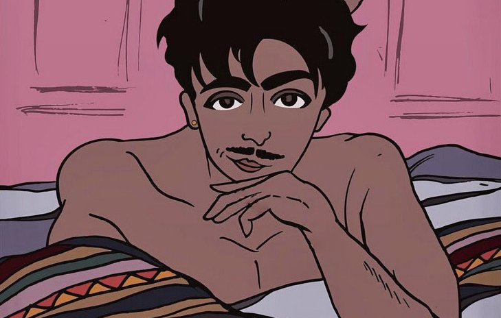 L'image montre un jeune homme allongé dans un lit, avec un regard pensif. Il a les cheveux noirs et bouclés, et il porte une unique boucle d'oreille. Il est torse nu et tient un livre en main. Le décor est coloré, avec des motifs sur les draps et une teinte rose en arrière-plan, ce qui crée une atmosphère douce et intime.