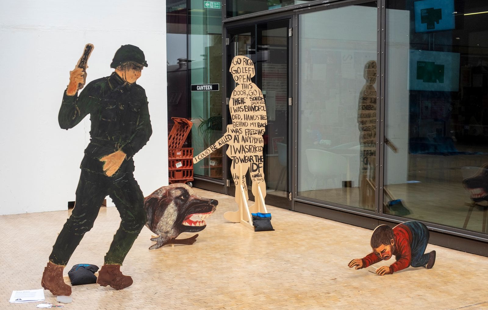 Scène artistique avec un soldat, un chien agressif et un enfant rampant.