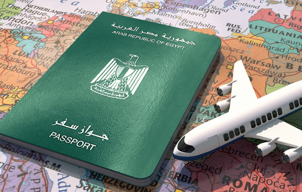 L'image montre un passeport égyptien, de couleur verte, posé sur une carte du monde. À côté du passeport, il y a un petit modèle d'avion, symbolisant le voyage et l'exploration. La carte en arrière-plan présente divers pays et continents, suggérant des destinations possibles. L'ensemble évoque le thème du voyage international et de la découverte.