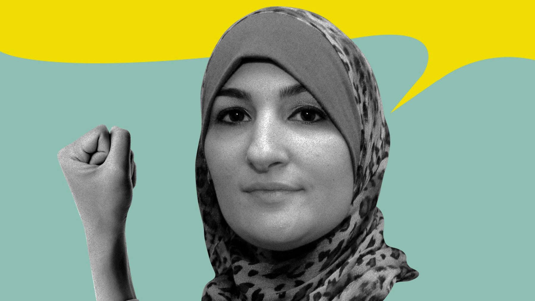 L'image présente une femme portant un hijab à motifs, avec une expression déterminée. Son bras est levé, affichant un poing serré en signe de force et de détermination. L'arrière-plan est composé de couleurs vives, avec un jaune et un vert qui apportent un contraste dynamique. L'illustration semble évoquer des thèmes de résistance et d'affirmation.