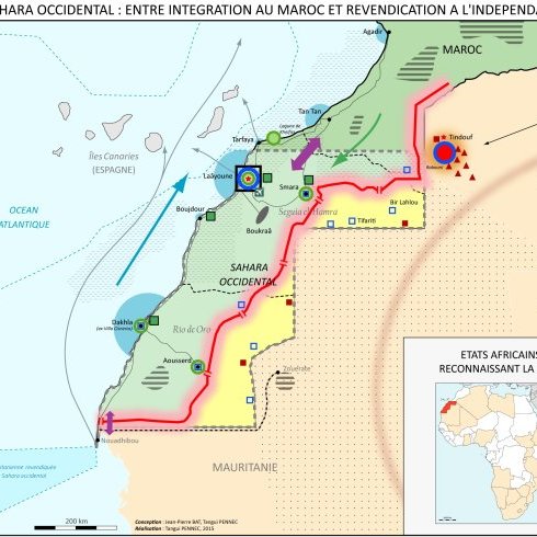 Cette image est une carte du Sahara Occidental, illustrant la situation géographique et politique de la région. Les frontières entre le Maroc et le Sahara Occidental sont indiquées par une ligne rouge. On y voit également des villes et des régions clés, ainsi que des zones marquées pour indiquer les revendications et l'intégration par le Maroc. De plus, la carte mentionne les États africains qui reconnaissent la République arabe sahraouie démocratique (RASD). Les éléments tels que les océans, les rivières et les principales routes sont également présents, fournissant un contexte géographique.