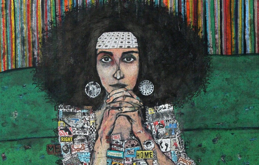 L'image représente une femme assise sur un canapé vert. Elle a de cheveux afro volumineux et porte un bandeau blanc sur la tête. Ses mains sont croisées devant elle, et elle semble pensante ou contemplative. Son corps est recouvert de collages représentant divers mots et symboles, évoquant des thèmes tels que les droits et la révolution. En arrière-plan, on peut voir des lignes colorées qui ajoutent une dimension vibrante à la composition. L'ensemble évoque un mélange de culture pop et d'engagement social.