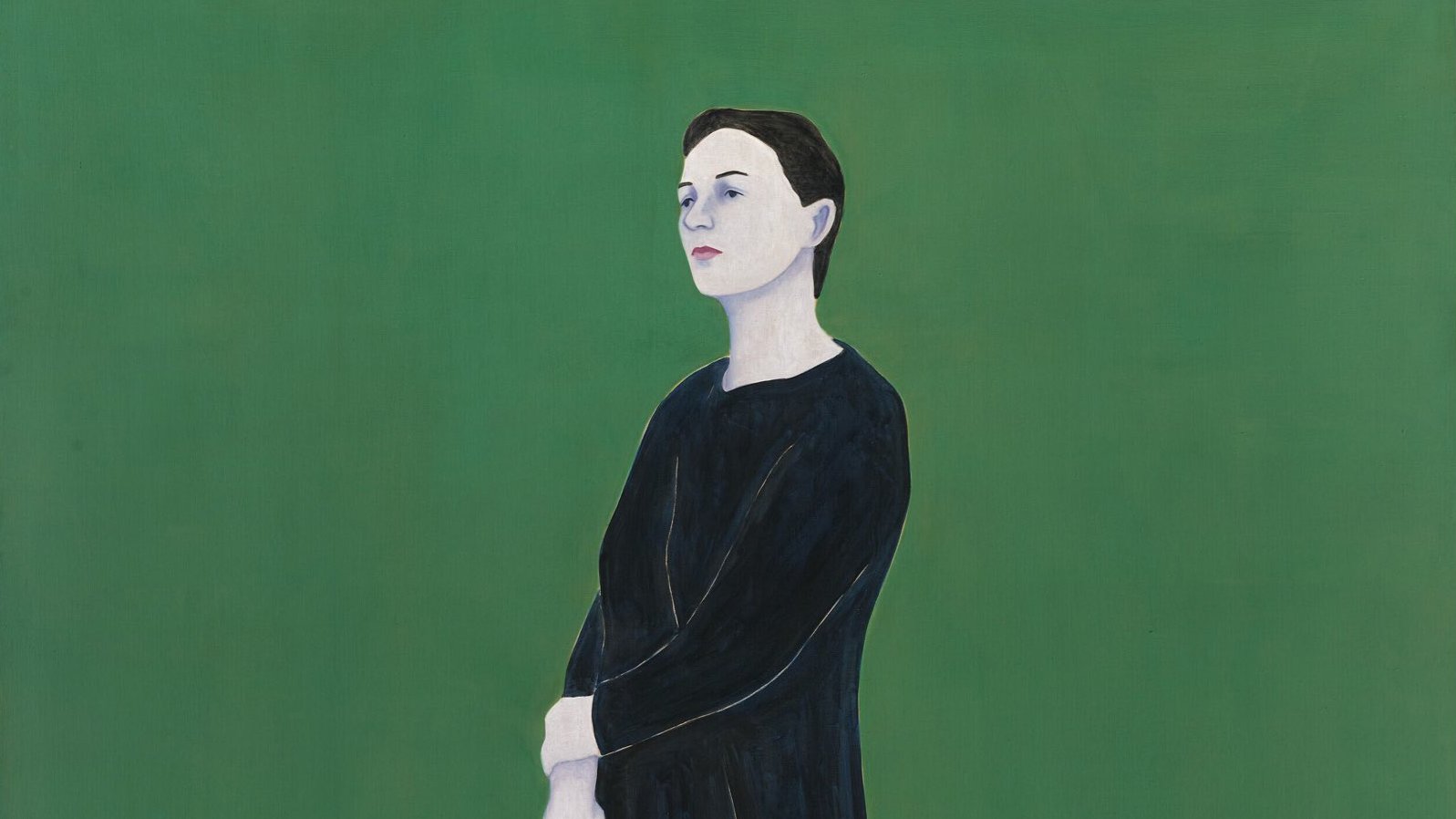 Femme en robe noire, les bras croisés, sur fond vert éclatant.