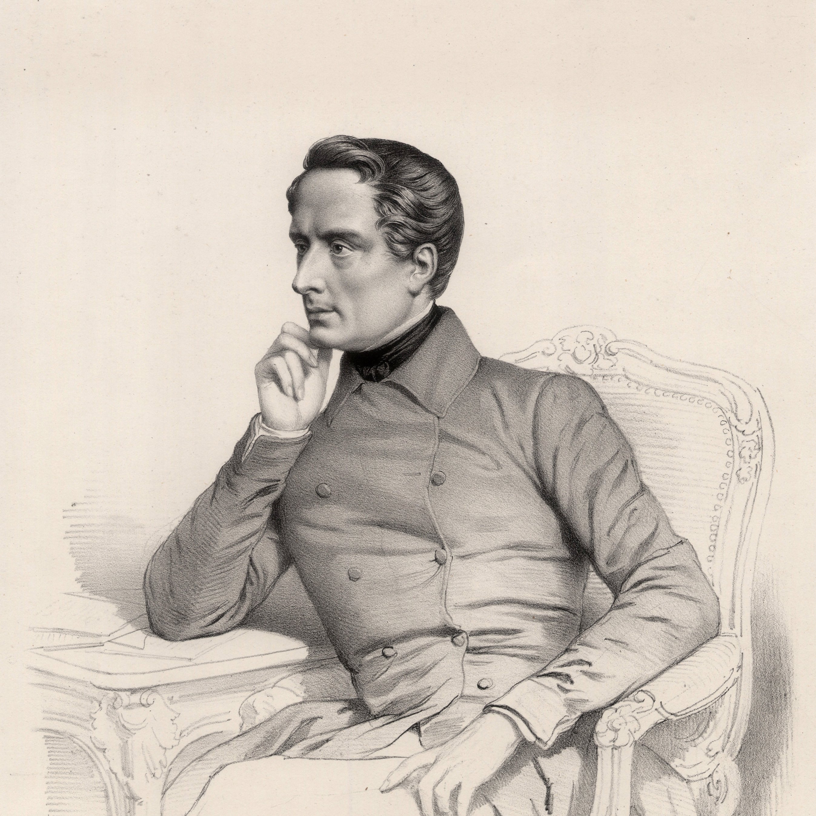 تظهر الصورة شخصية جالسة على كرسي مريح، يبدو أنها لشخصية تاريخية أو فنية. يرتدي ملابس رسمية تضم سترة بأزرار، ويبدو في حالة تأمل أو تفكير. يده تستند إلى فمه، مما يعطي انطباعًا عن عمق تفكيره. الخلفية بسيطة، مما يركز الانتباه على ملامح الشخصية وحالتها التعبيرية.