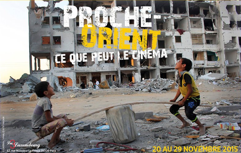 L'image montre deux jeunes garçons jouant ensemble dans un environnement dévasté. En arrière-plan, on peut voir un immeuble endommagé, avec des murs partiellement écroulés et des débris éparpillés. Les garçons semblent s'amuser, malgré la destruction qui les entoure, et ils utilisent une pièce de bois comme jeu. Le texte en haut de l'image indique "Proche-Orient" et "Ce que peut le cinéma", ainsi que les dates d'un événement de cinéma. L'image évoque à la fois l'innocence de l'enfance et la dure réalité des conflits.