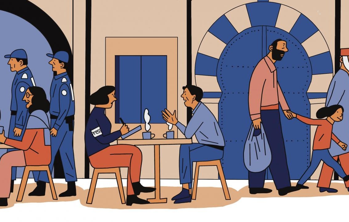 Une scène de café animée, avec des personnes, des policiers et des passants dans une rue.