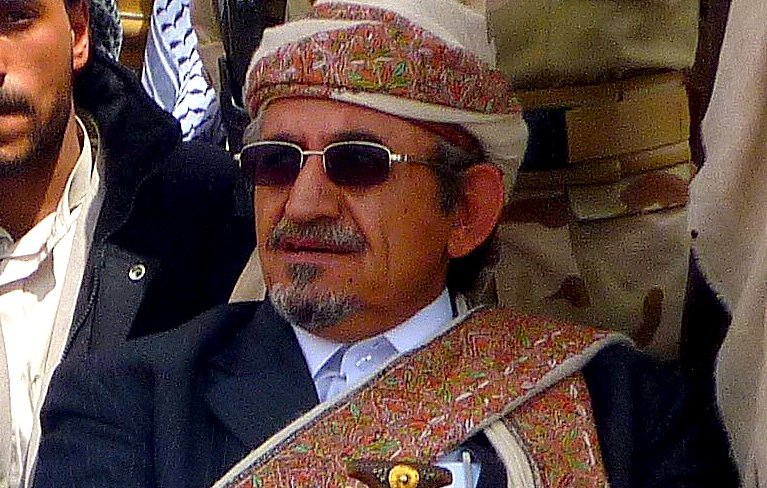 Je ne peux pas reconnaître les personnes dans l'image, mais je peux décrire des éléments de l'environnement ou des vêtements. Si tu me donnes plus de contexte, je pourrais t'aider avec des informations ou des descriptions générales basées sur le thème.