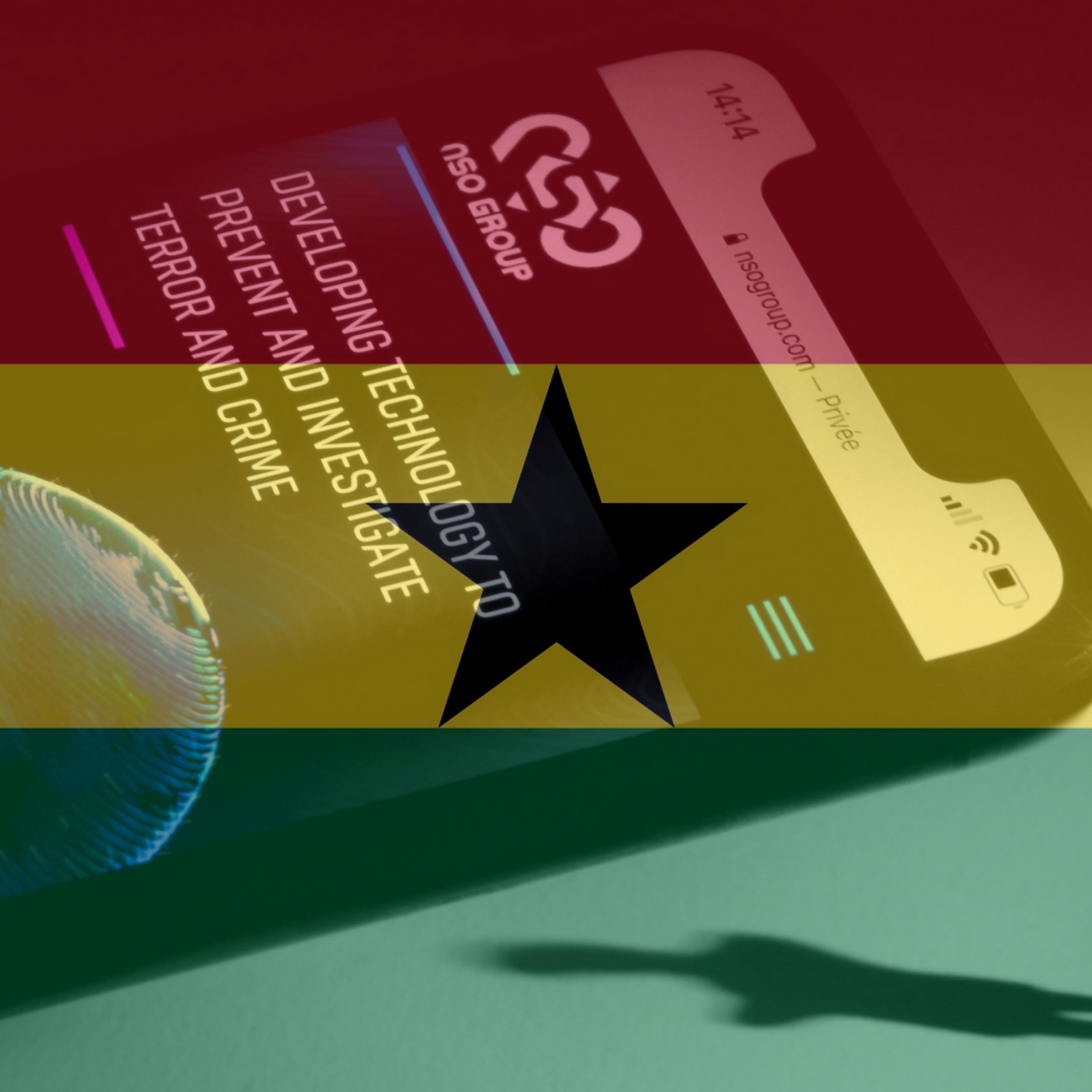 L'image montre un téléphone portable affichant des informations sur une application ou un site lié au développement de technologies pour enquêter sur le terrorisme et le crime. L'arrière-plan évoque le drapeau du Ghana, avec une étoile noire au centre, symbolisant probablement une connexion ou un lien avec le pays. On peut également voir une silhouette d'une personne projetée sur la surface en rapport avec le contexte technologique.