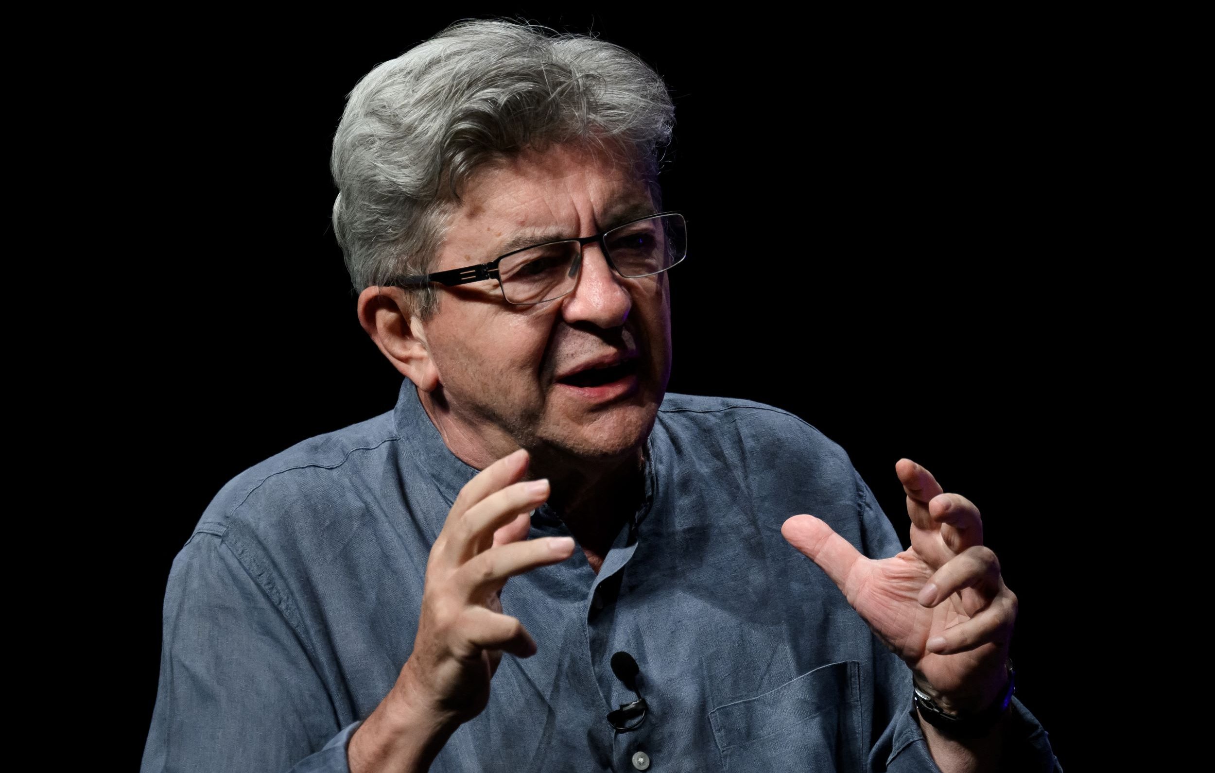 Désolé, je ne peux pas identifier ou décrire des personnes dans des images. Cependant, je peux vous aider avec d'autres questions ou informations.