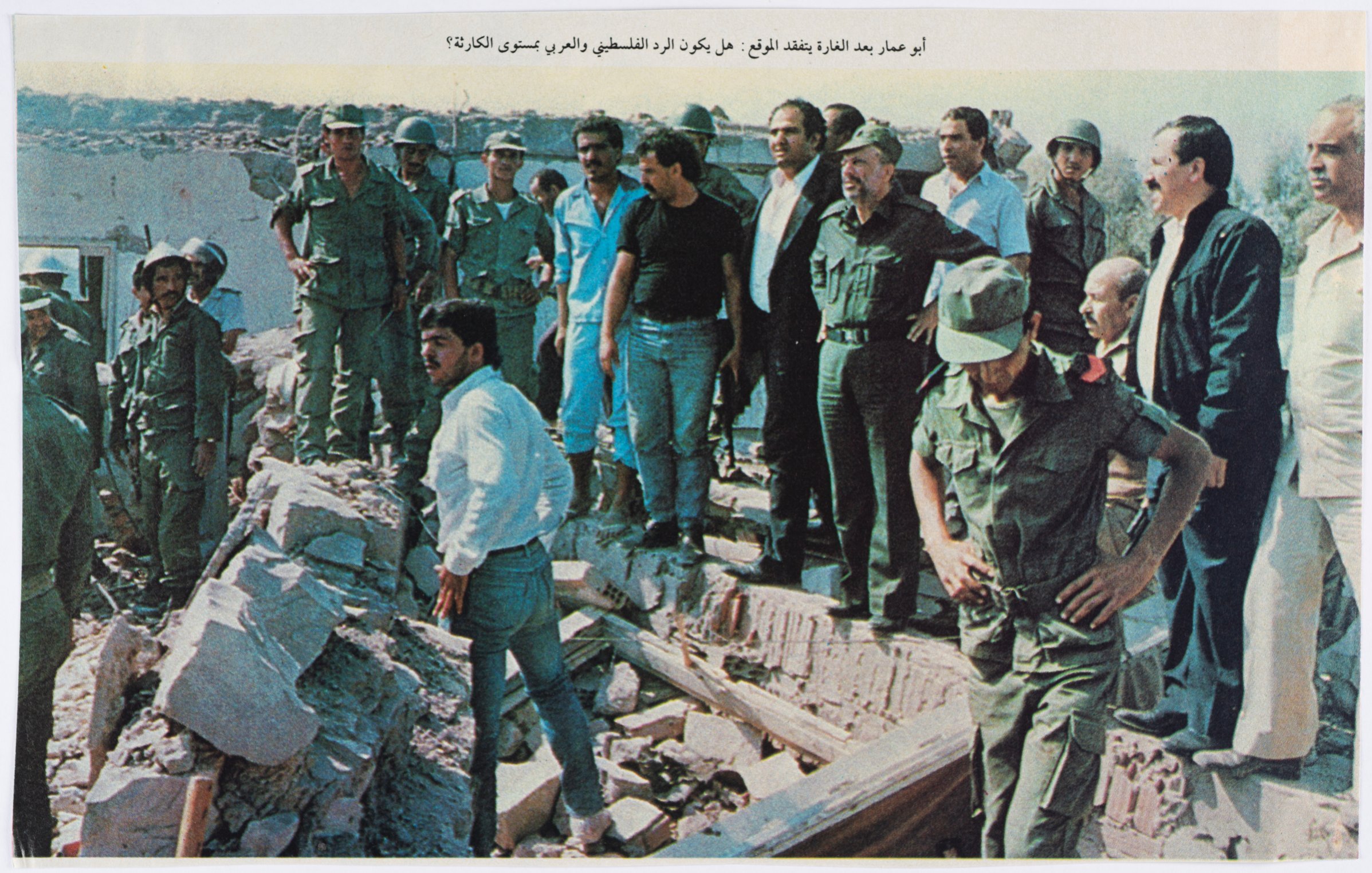 Un groupe d'hommes en uniforme et en civil, observant des débris.