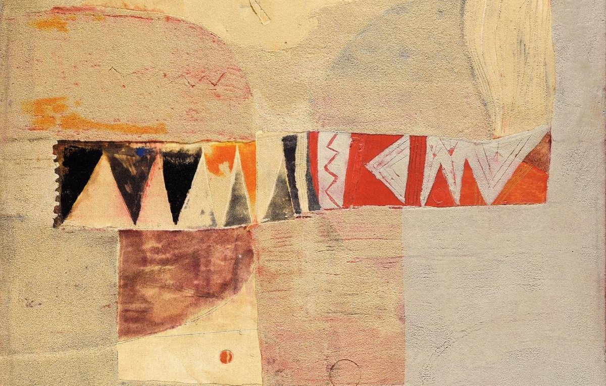 L'image représente une composition abstraite aux couleurs douces et terreuses. On peut voir des formes géométriques, notamment des triangles noirs, rouges et blancs, disposés horizontalement au centre de l'œuvre. Le fond est constitué de différentes textures et tons beige, crème et pastel, créant un contraste subtil avec les éléments géométriques. L'ensemble évoque une atmosphère calme et méditative, caractérisée par des lignes et des formes qui semblent interagir de manière harmonieuse.