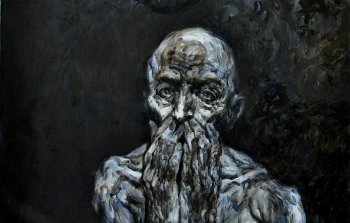 L'image représente une création artistique en peinture, montrant une figure humaine au visage marqué. Le corps est dépeint dans des tons sombres et des nuances de bleu et de gris, ce qui lui confère une atmosphère austère et contemplative. La personne semble prise dans un moment de réflexion ou de douleur, avec les mains couvrant partiellement le visage. En arrière-plan, des inscriptions en arabe ajoutent une dimension supplémentaire à l'œuvre, suggérant un message fort. L'ensemble évoque des thèmes de désespoir et de vulnérabilité.