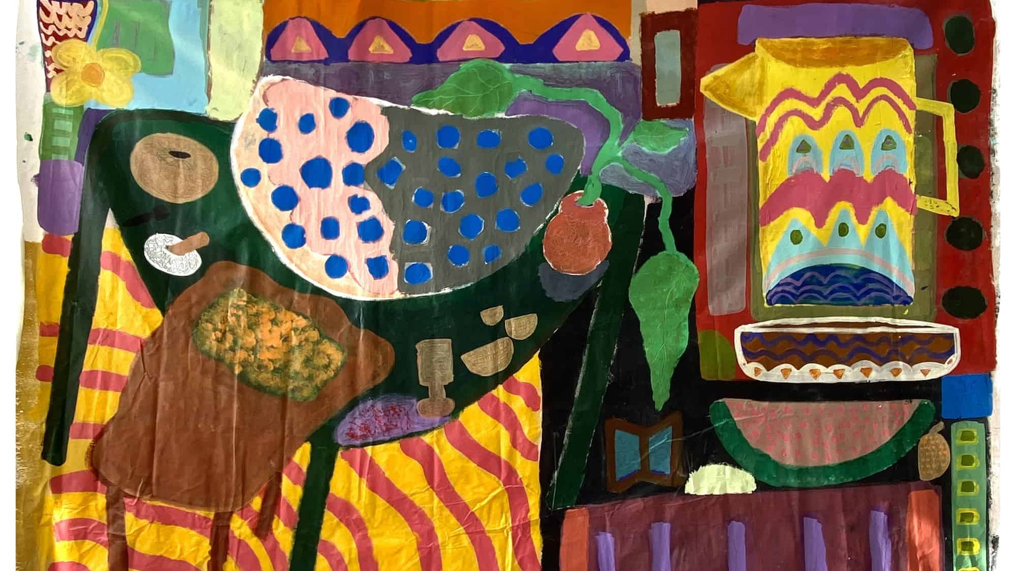 L'image présente une composition colorée et abstraite. On peut y voir des formes géométriques et organiques, avec des couleurs vives telles que le bleu, le rouge, le jaune et le vert. Plusieurs éléments semblent représenter des objets de la vie quotidienne, comme des fruits ou des plats, disposés de manière harmonieuse sur une table. Les motifs et textures ajoutent une dimension visuelle intéressante, créant une atmosphère joyeuse et dynamique. L'ensemble évoque un style artistique contemporain qui joue avec les formes et les couleurs.