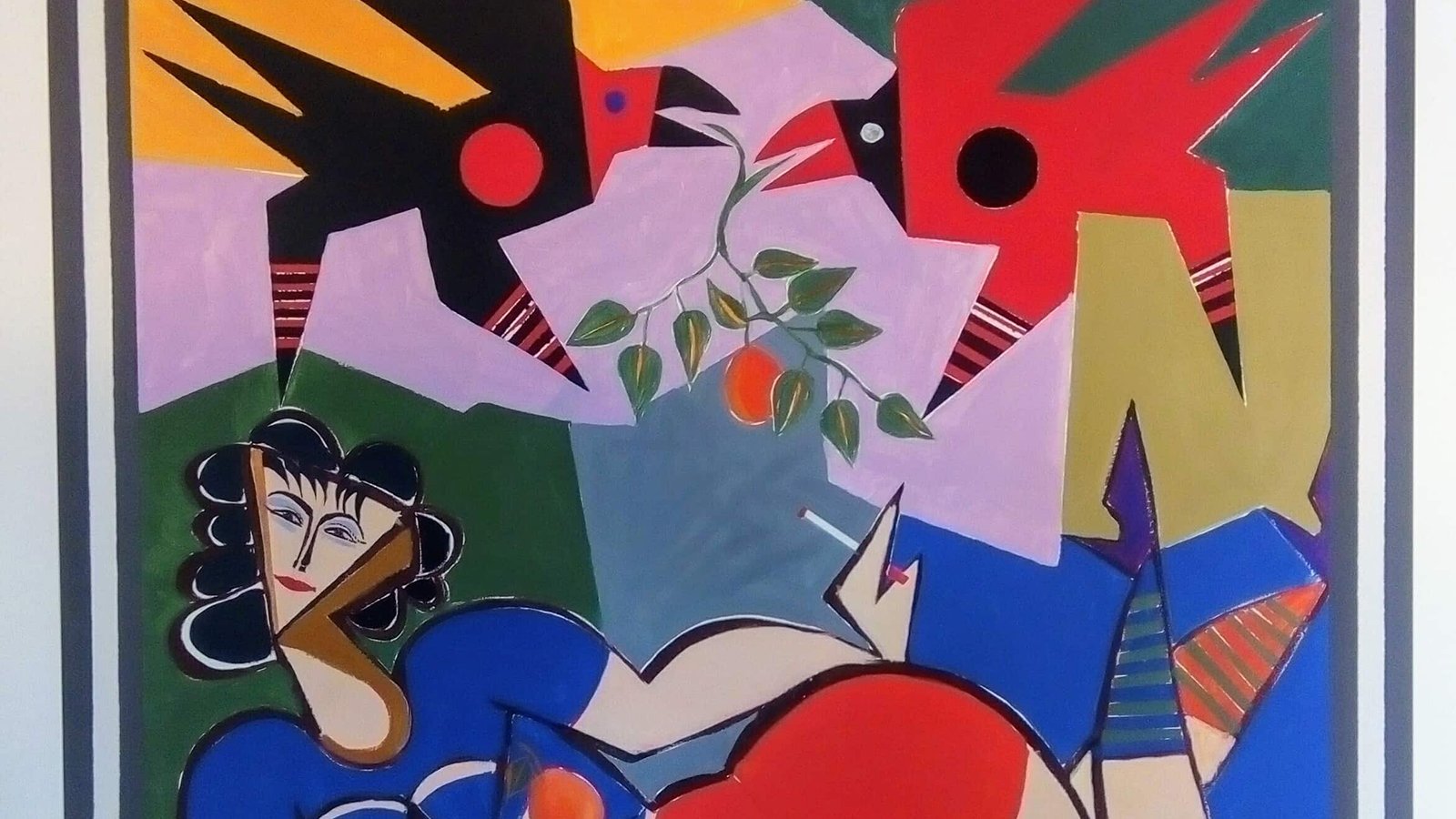 L'image présente une composition colorée et stylisée. Au centre, une figure féminine, avec des cheveux noirs, est allongée dans une position relaxée. Elle porte un haut bleu et un bas rouge, et elle tient un objet orange près de sa poitrine. En arrière-plan, deux oiseaux aux couleurs vives, l'un noir et l'autre rouge, semblent interagir. Des formes géométriques et des éléments naturels, comme une branche avec des fruits, sont intégrés dans la toile. L'ensemble dégage une atmosphère vibrante et dynamique, typique d'un style artistique moderne.