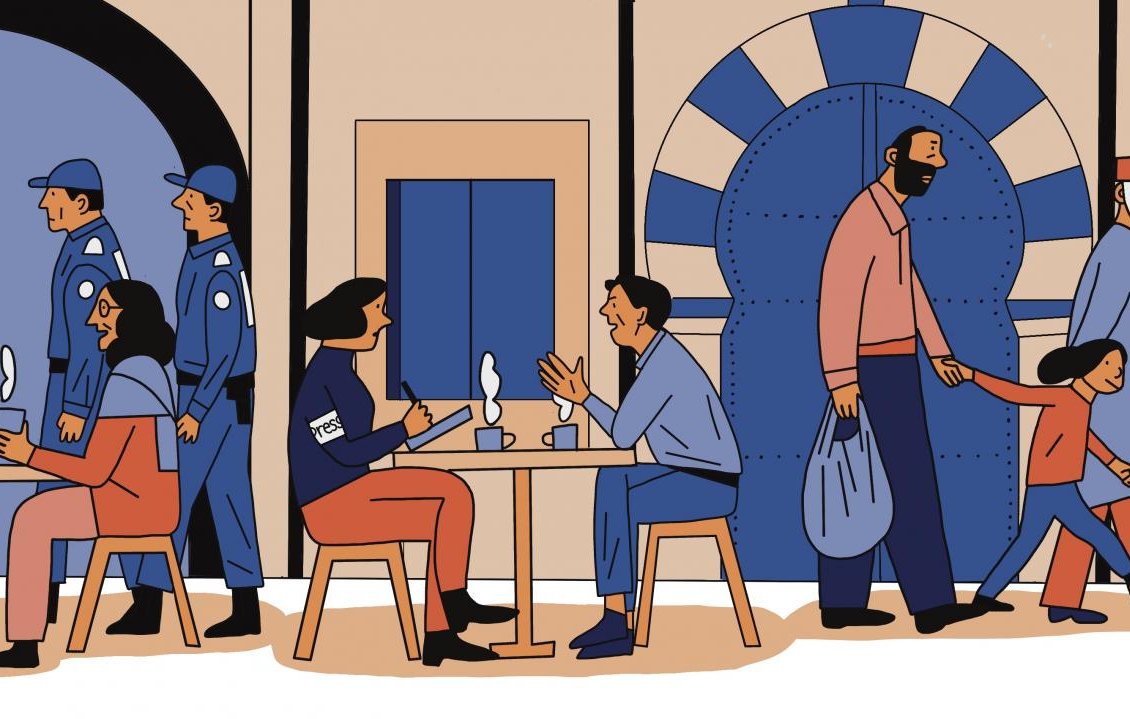 تظهر الصورة مشهداً حضرياً يتضمن عدة عناصر. في الخلفية، هناك شرطيان يرتديان الزي الرسمي، مما يشير إلى وجود دوريات أمنية. في الجزء الأمامي، توجد طاولتان في مقهى حيث يجلس شخصان، رجل وامرأة، يتناولان مشروبات ساخنة. يبدو أن المرأة مهتمة بمحادثة مع الرجل. في الجزء الآخر من الصورة، رجل يحمل حقيبة بينما يمشي بجانب طفل صغير، مما يضفي شعوراً بالحياة اليومية على المشهد. العناصر في الصورة مصممة بأسلوب بسيط وألوان هادئة، مما يعطيها طابعاً عصريًا.