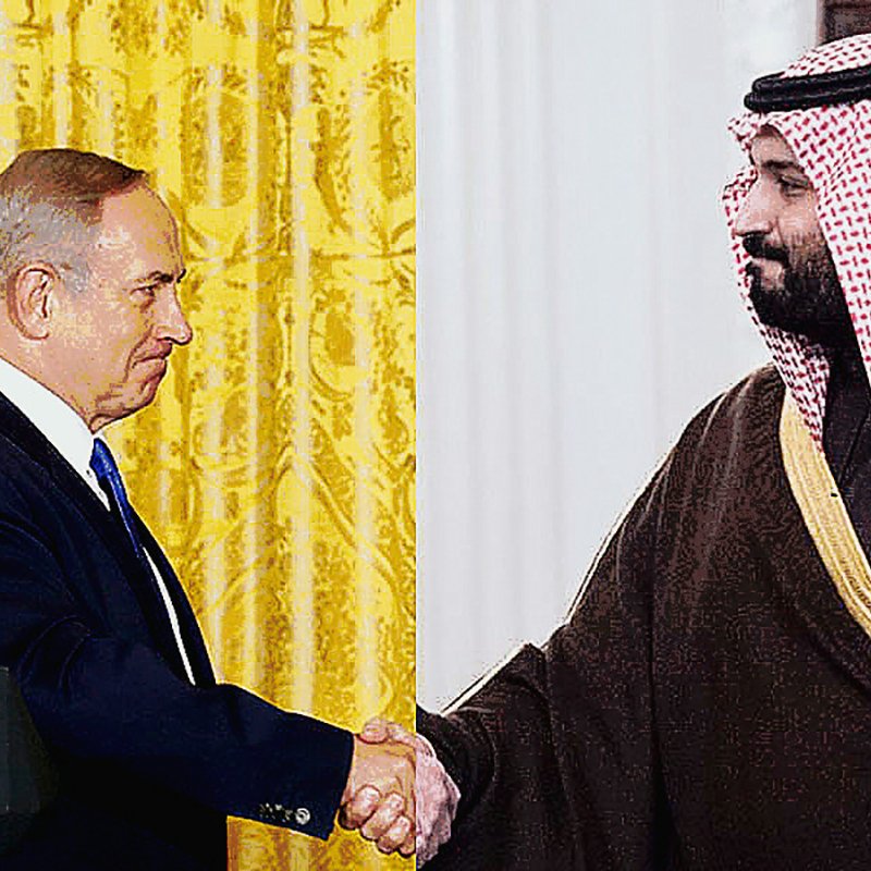 L'image montre deux hommes se serrant la main dans un décor formel. À gauche, il y a un homme en costume avec une cravate bleue, devant un fond drapé en jaune qui semble être un environnement officiel. À droite, un homme portant une tenue traditionnelle avec un effet de lumière sur son visage salue l'autre avec un sourire. On peut ressentir un moment de diplomatie ou de rencontre importante entre ces deux figures.